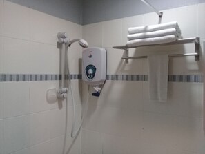 Habitación triple familiar | Baño | Regadera y toallas 