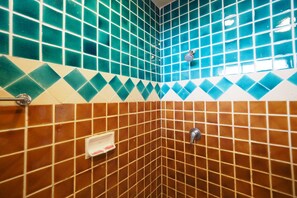 Shower, free toiletries, towels - Fah Place Hotel (Nan)