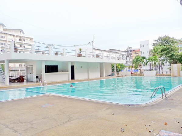 2 albercas al aire libre 