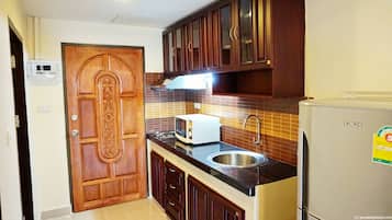 Economy Studio Suite, 1 King Bed, Kitchen | Private kitchen | Full-sized fridge, microwave, stovetop, electric kettle