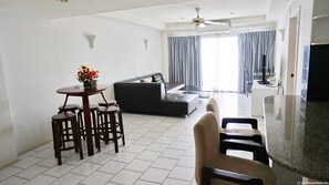 Suite exclusiva, 1 habitación, cocina, vista al jardín | Área de sala de estar | Televisión de pantalla plana de 40 pulgadas con canales por cable 