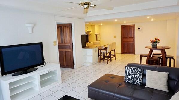 Exclusive Suite, 1 Bedroom, Kitchen, Garden View | Living area