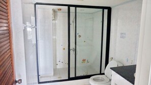 Comfort Studio Suite, 1 King Bed, Kitchen, Pool View | Bathroom