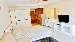 Comfort Studio Suite, 1 King Bed, Kitchen, Pool View | Individually decorated, individually furnished, blackout drapes - Yensabai Condotel (Pattaya)