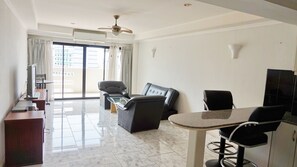 Suite superior, 1 habitación, hidromasaje, frente al mar | Área de sala de estar | Televisión de pantalla plana de 40 pulgadas con canales por cable 
