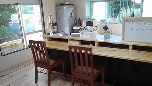 Eine Küche mit Holzkreisen, einem Kühlschrank, einer Mikrowelle und einer Tafel mit Notizen.