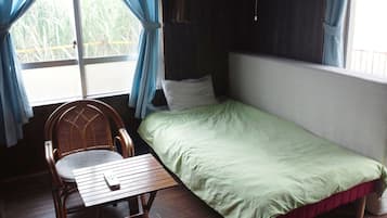 Basic-Einzelzimmer, Gemeinschaftsbad (Private Room Type B) | Kostenloses WLAN, Bettwäsche