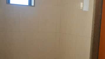 Standard Triple Room, 3 Single Beds | Bathroom | Shower, free toiletries, towels