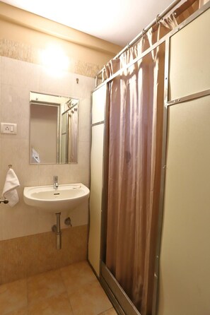 Shower, free toiletries, towels - Dimar Beach Hotel (Calangute)