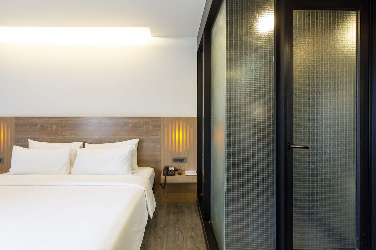 Phòng Deluxe, 1 giường đôi | Két bảo mật tại phòng, màn/rèm cản sáng, phòng cách âm 