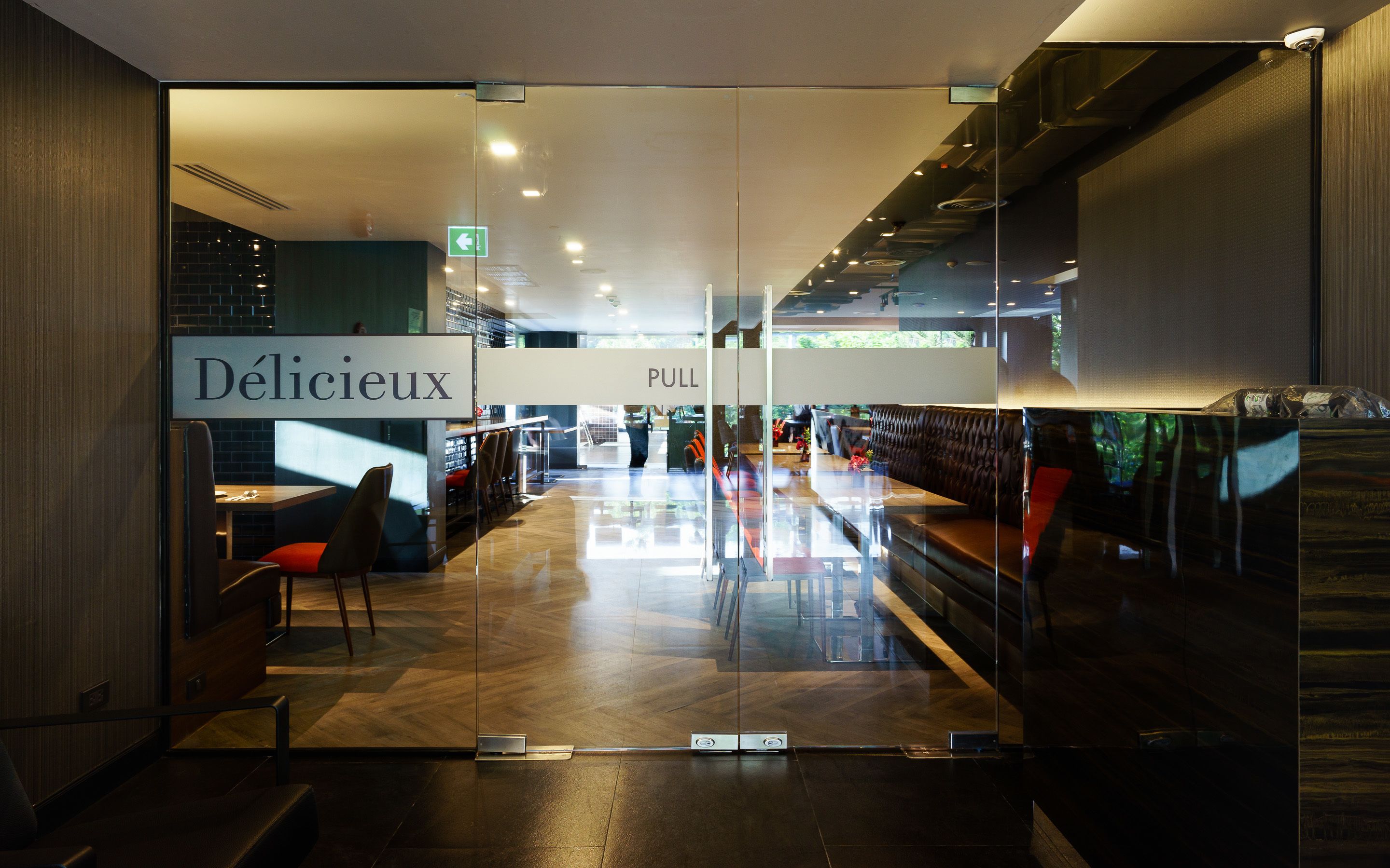 breakfast, lunch, dinner served; international cuisine