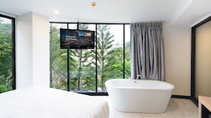 Suite Studio, baignoire, en angle | Baignoire relaxante profonde