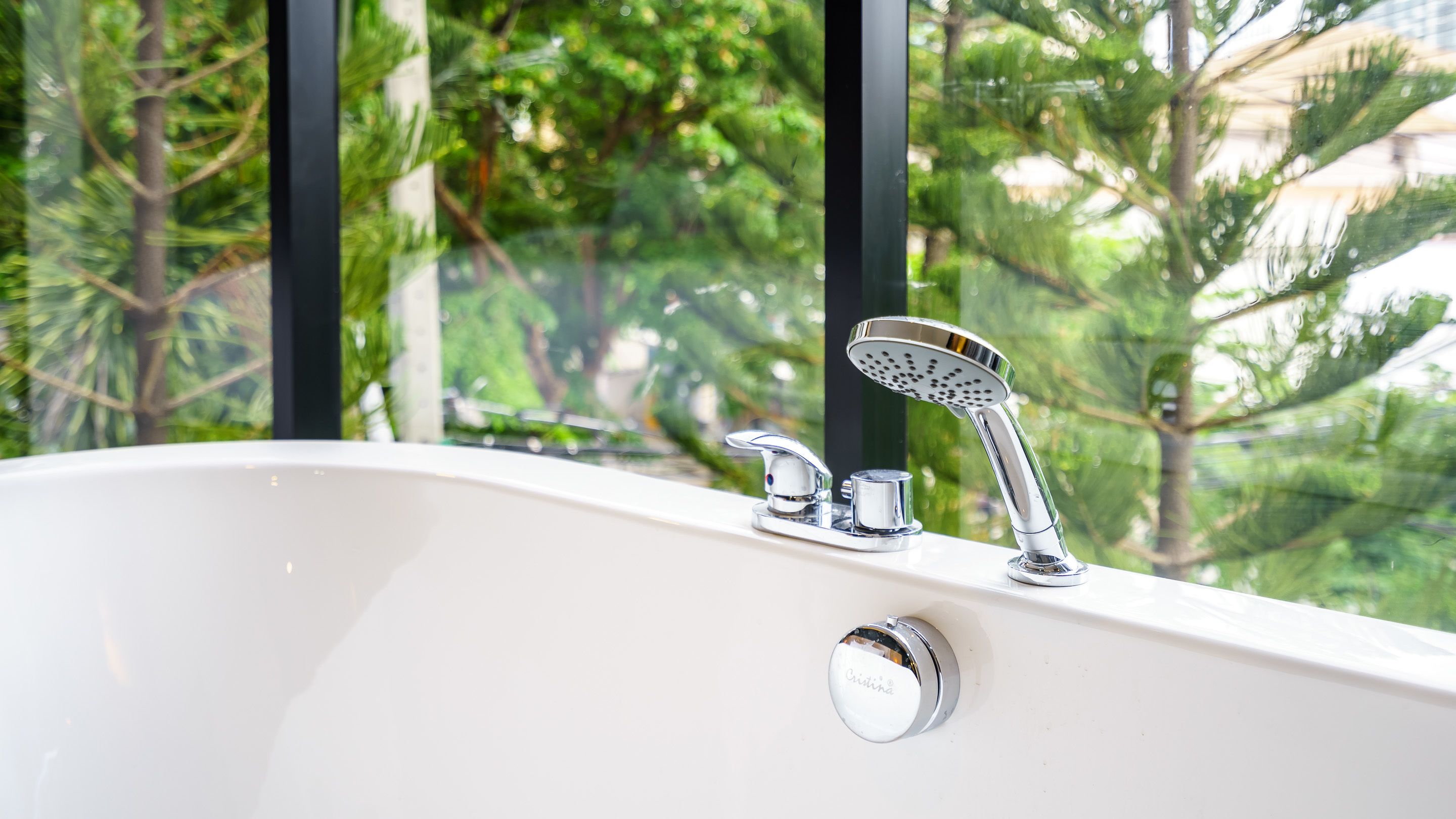 suite corner room, bathtub | deep-soaking bathtub