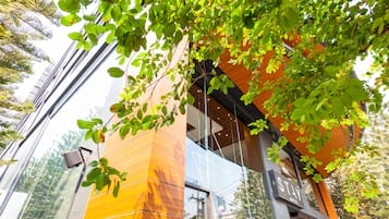 Vista frontal de la propiedad