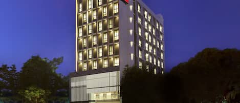 住宿正面 - 傍晚/夜晚