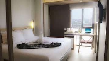Deluxe Room | 1 bedroom, in-room safe, desk, soundproofing