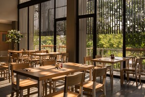 Restaurant - Up-Peak Hotel Simpang Lima Semarang Powered by Archipelago (Semarang)