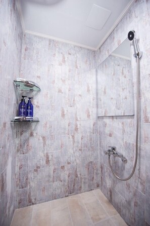 Shared Dormitory, Women only (6 persons) | Bathroom shower - BDGR BNB - Hostel (Seogwipo)