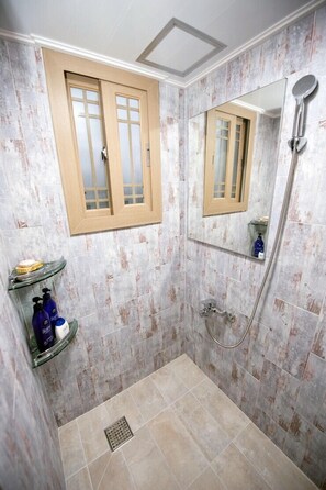 Dormitorio compartido, solo para hombres (4 persons) | Ducha del cuarto de baño