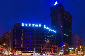 Front of property - evening/night - Hollyston Hotel of Chengdu (Chengdu)