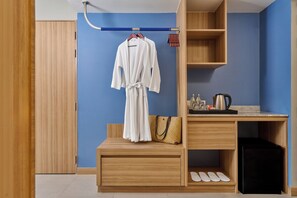 Corner room, Premier-Zimmer, 1 Doppelbett | Minibar, Zimmersafe, individuell eingerichtet, Schreibtisch