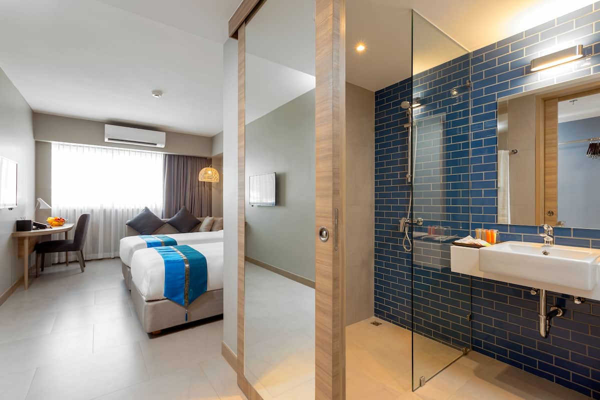 Shower, perlengkapan mandi gratis, pengering rambut, dan jubah mandi