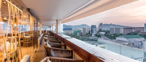 Se sirven desayunos, almuerzos y cenas; cocina caribeña