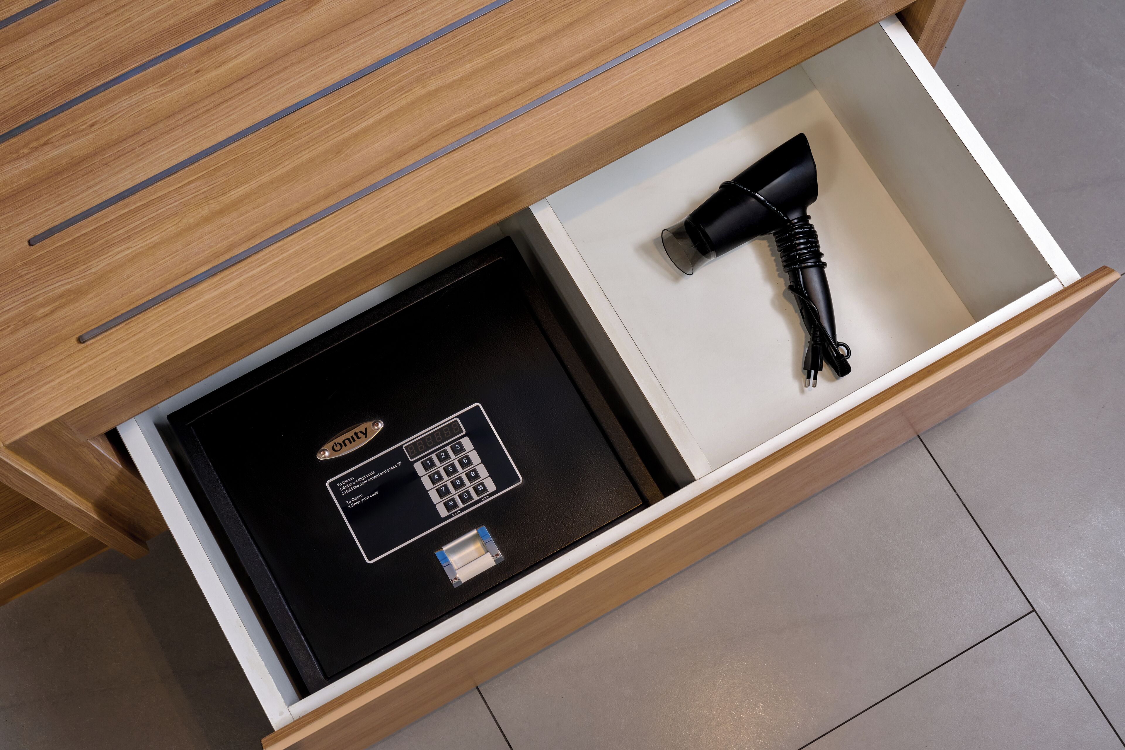 Minibar, caja de seguridad en la habitación y escritorio 