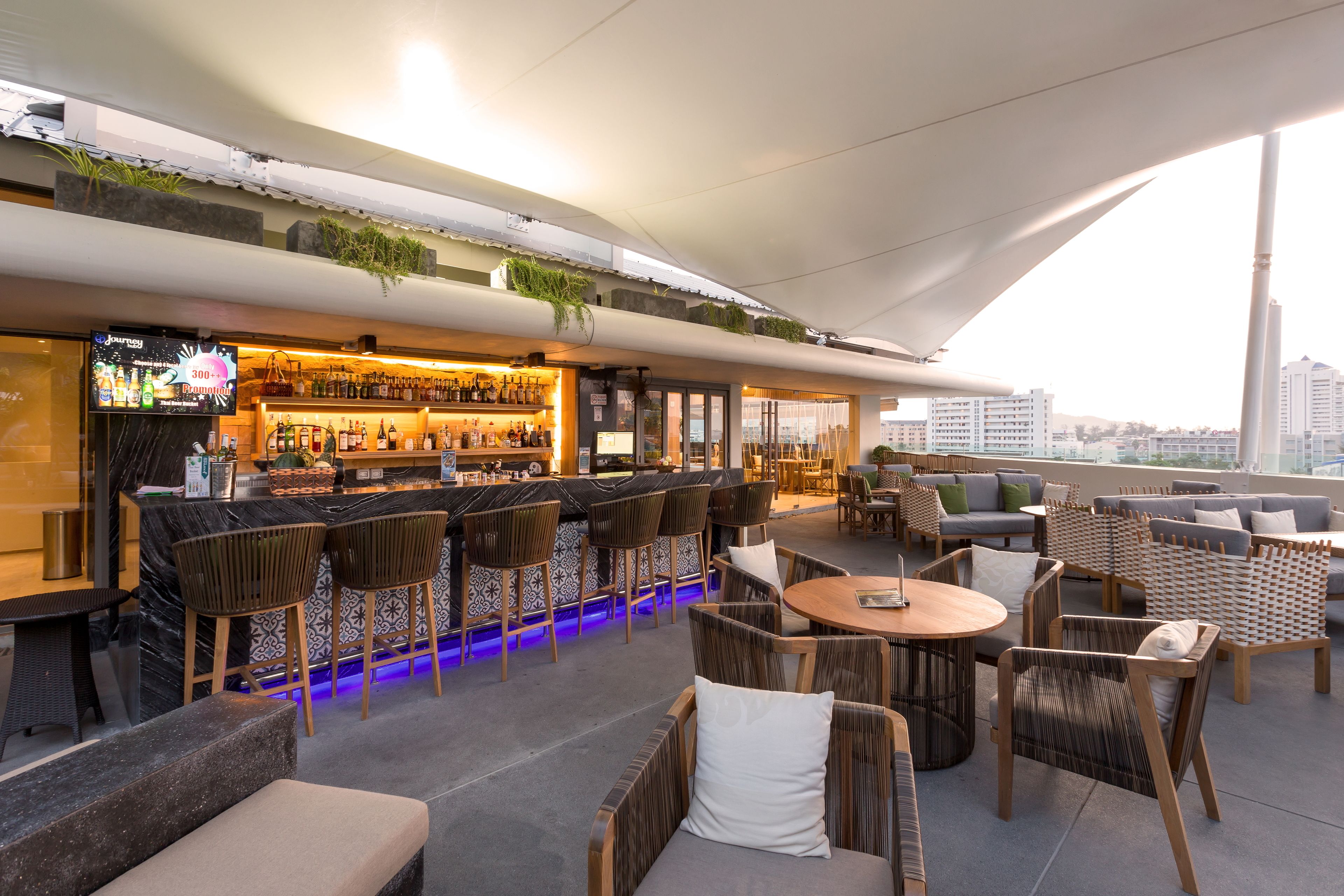 Bar junto a la piscina