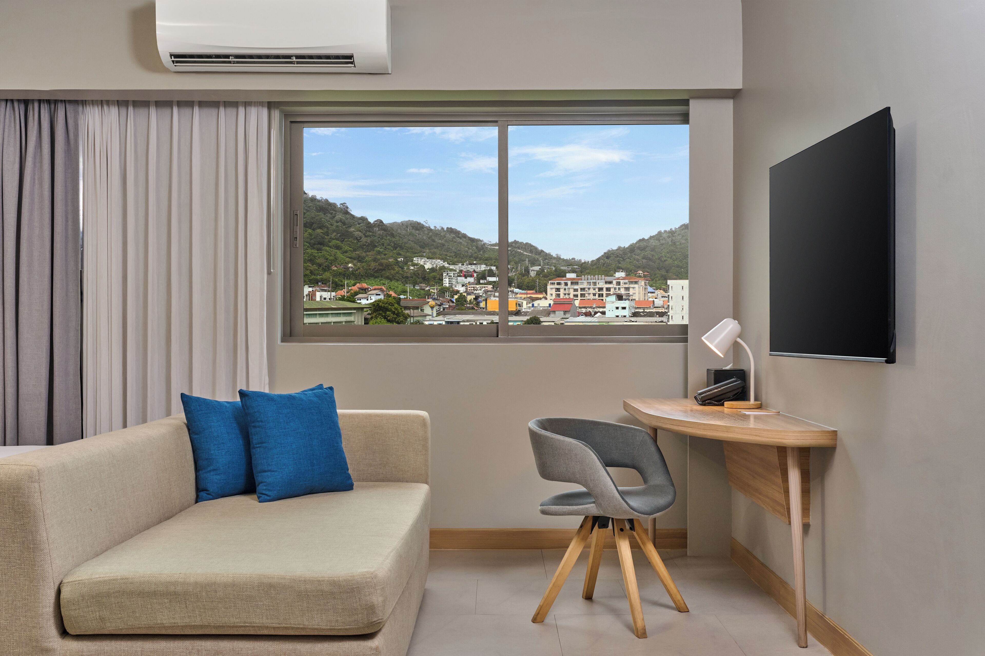 Privilege Corner Room, 1 Double Bed | Living area