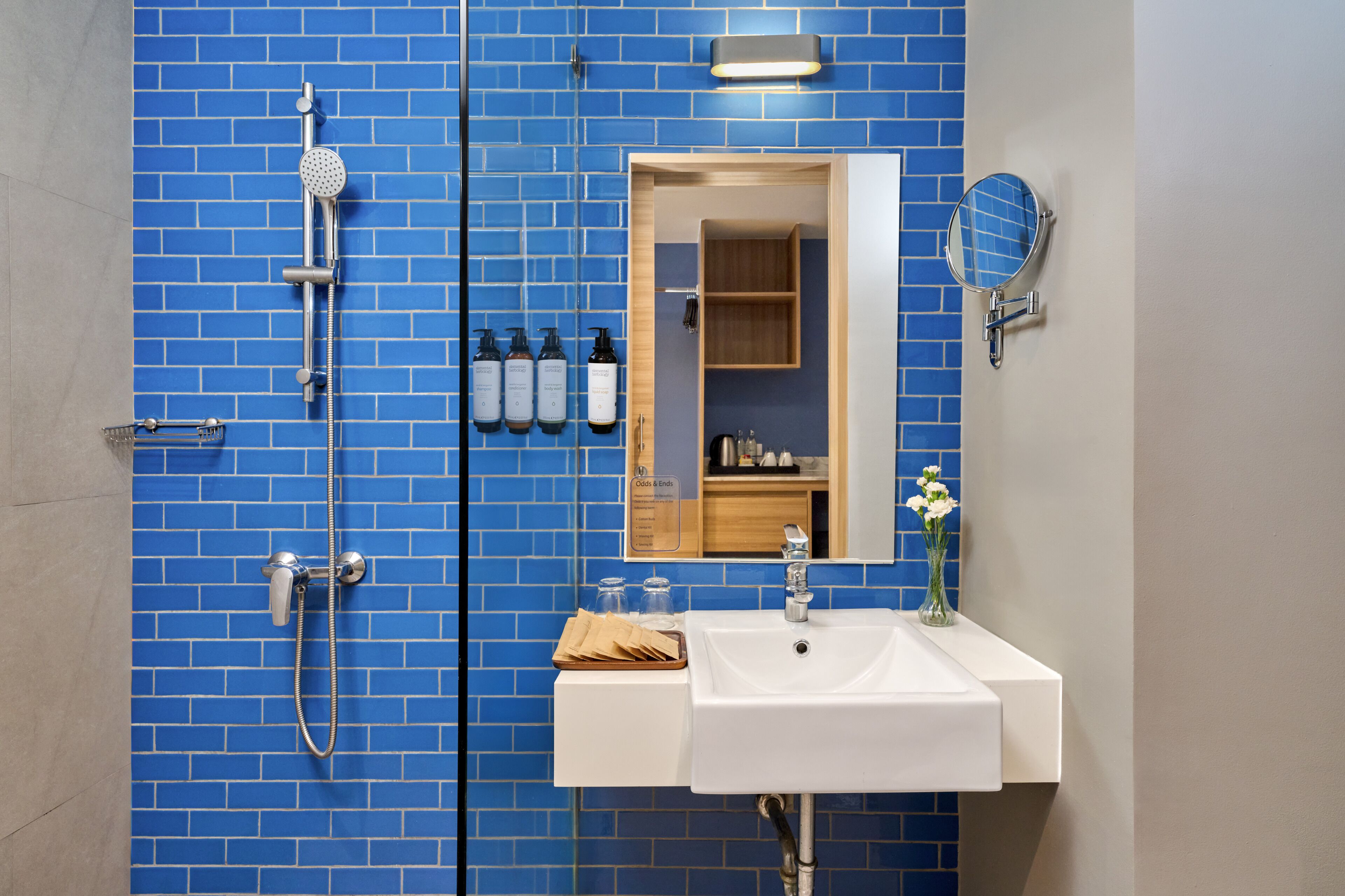 Dusche, kostenlose Toilettenartikel, Haartrockner, Handtücher