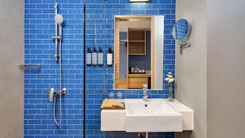 Dusche, kostenlose Toilettenartikel, Haartrockner, Handtücher