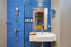 Shower, free toiletries, hair dryer, towels - Mercure Phuket Patong Journeyhub (Patong)