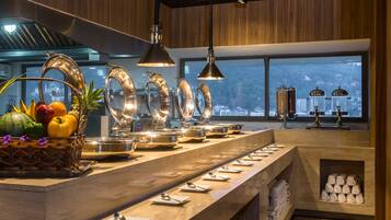 Sarapan bufet setiap hari (THB 300 seorang)