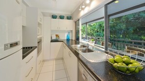 House, 5 Bedrooms | Private kitchen
