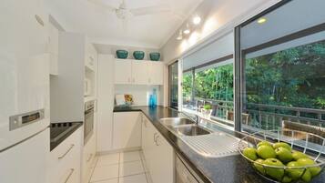 House, 5 Bedrooms | Private kitchen