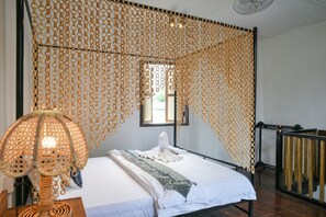 Family House, 1 Queen Bed | Free WiFi, bed sheets - Ohana House HQ (Malacca City)