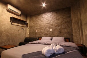 Loft | Premium bedding, pillowtop beds, individually decorated