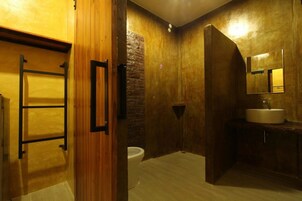 Loft | Bathroom | Shower, free toiletries, hair dryer, towels