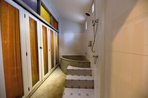 Deluxe Room | Badeværelse | Bruser, gratis toiletartikler, håndklæder