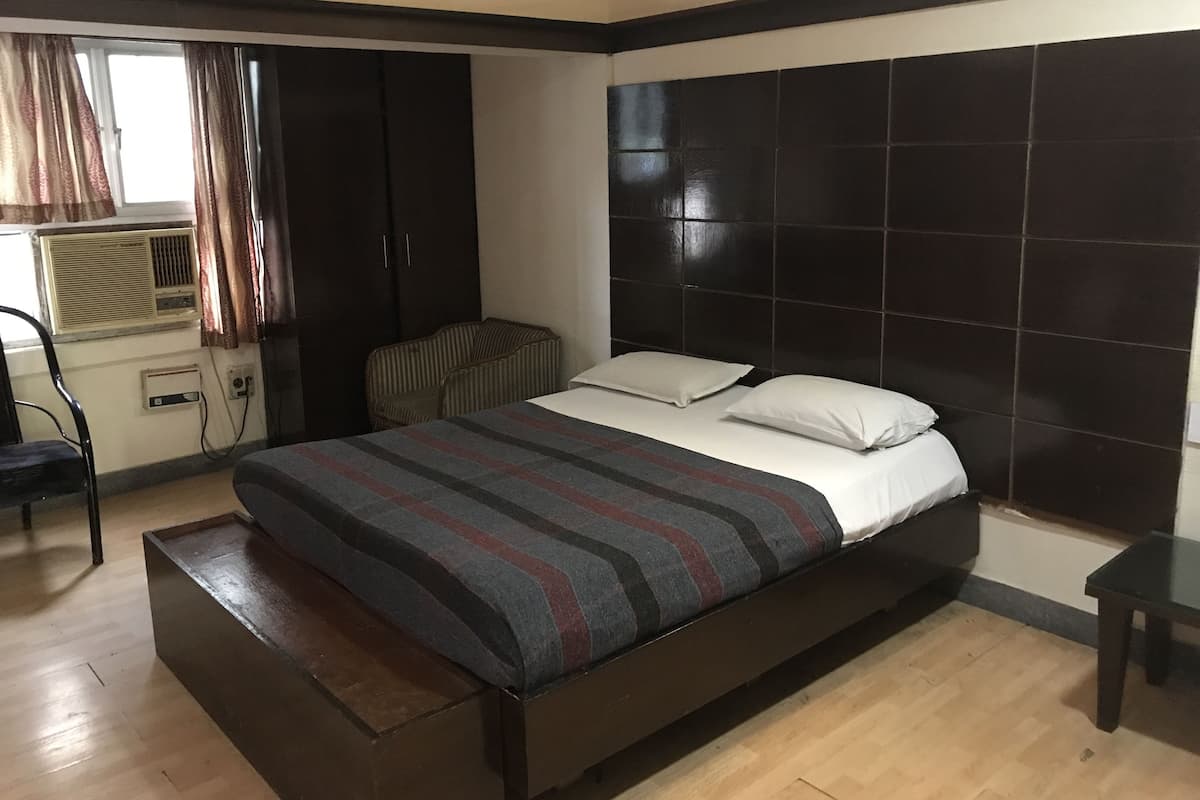 1 habitación, caja de seguridad en la habitación y escritorio