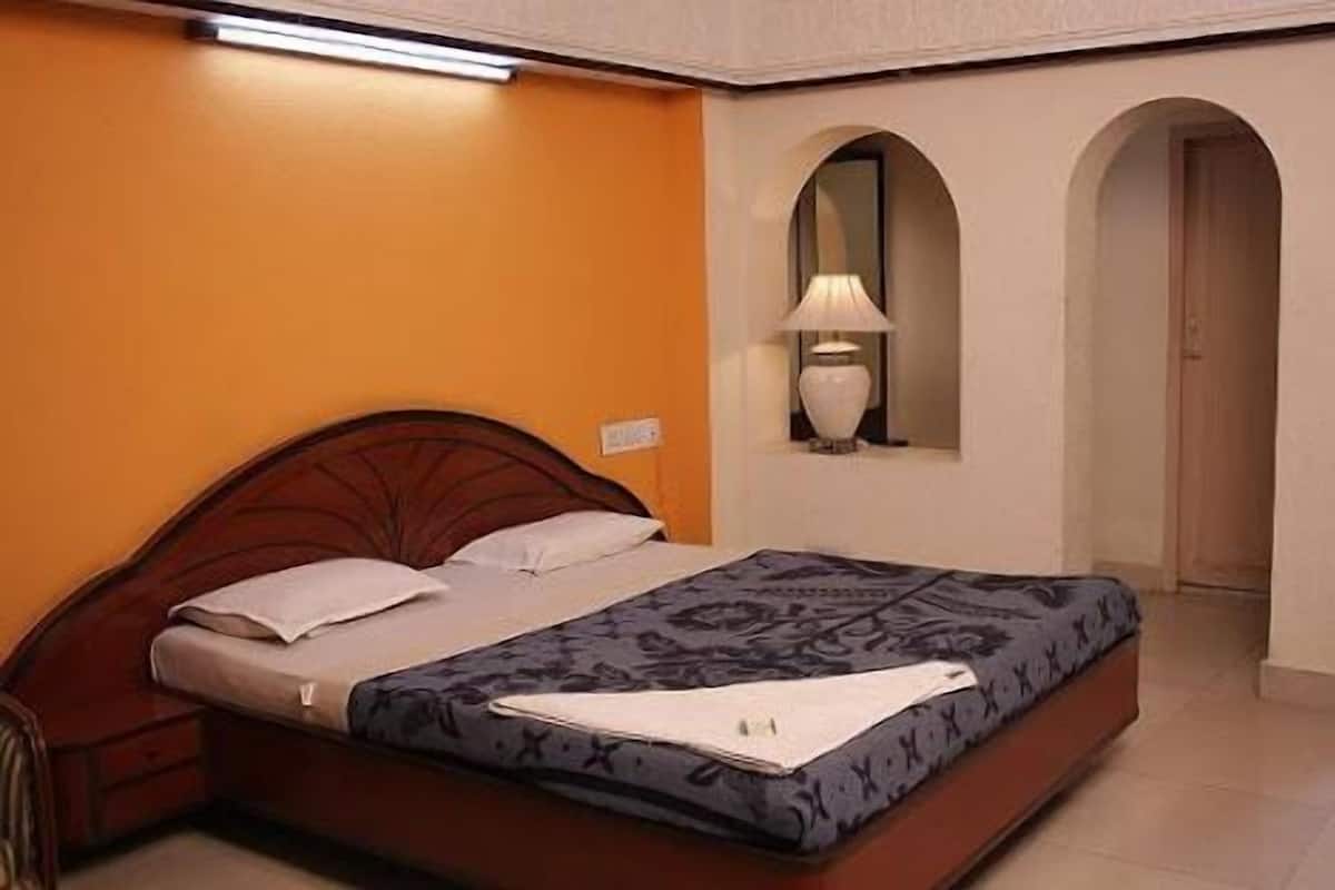1 habitación, caja de seguridad en la habitación y escritorio