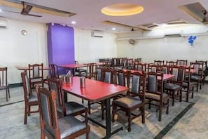 Se sirven desayunos, almuerzos y cenas; cocina internacional