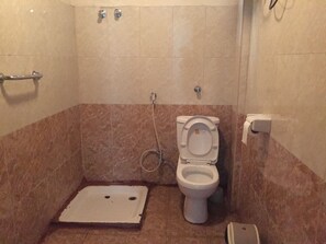 Kostenlose Toilettenartikel, Hausschuhe, Handtücher