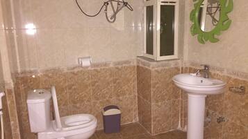 Habitación estándar doble, baño privado | Baño | Artículos de higiene personal gratuitos, zapatillas y toallas