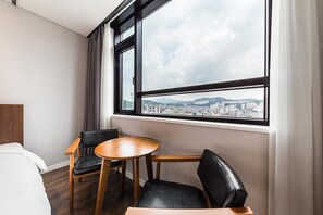 Superior-Zweibettzimmer | Daunenbettdecken, Schreibtisch, laptopgeeigneter Arbeitsplatz