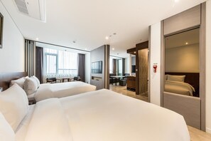 Cubrecamas, escritorio y espacio para trabajar con laptop