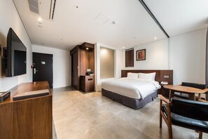Down comforters, desk, laptop workspace, blackout drapes - CS Premier Hotel Seoul (Seoul)
