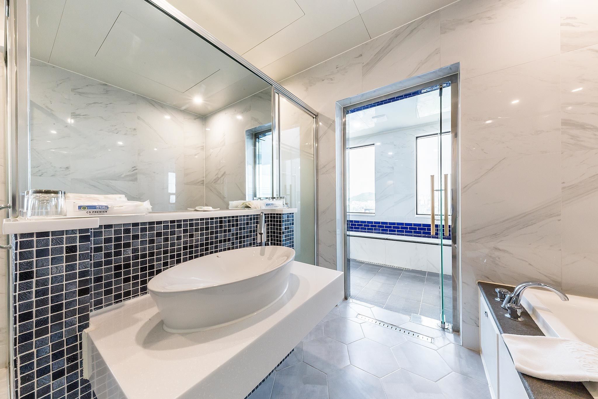 penthouse (a type) | bathroom | free toiletries, hair dryer, slippers, towels