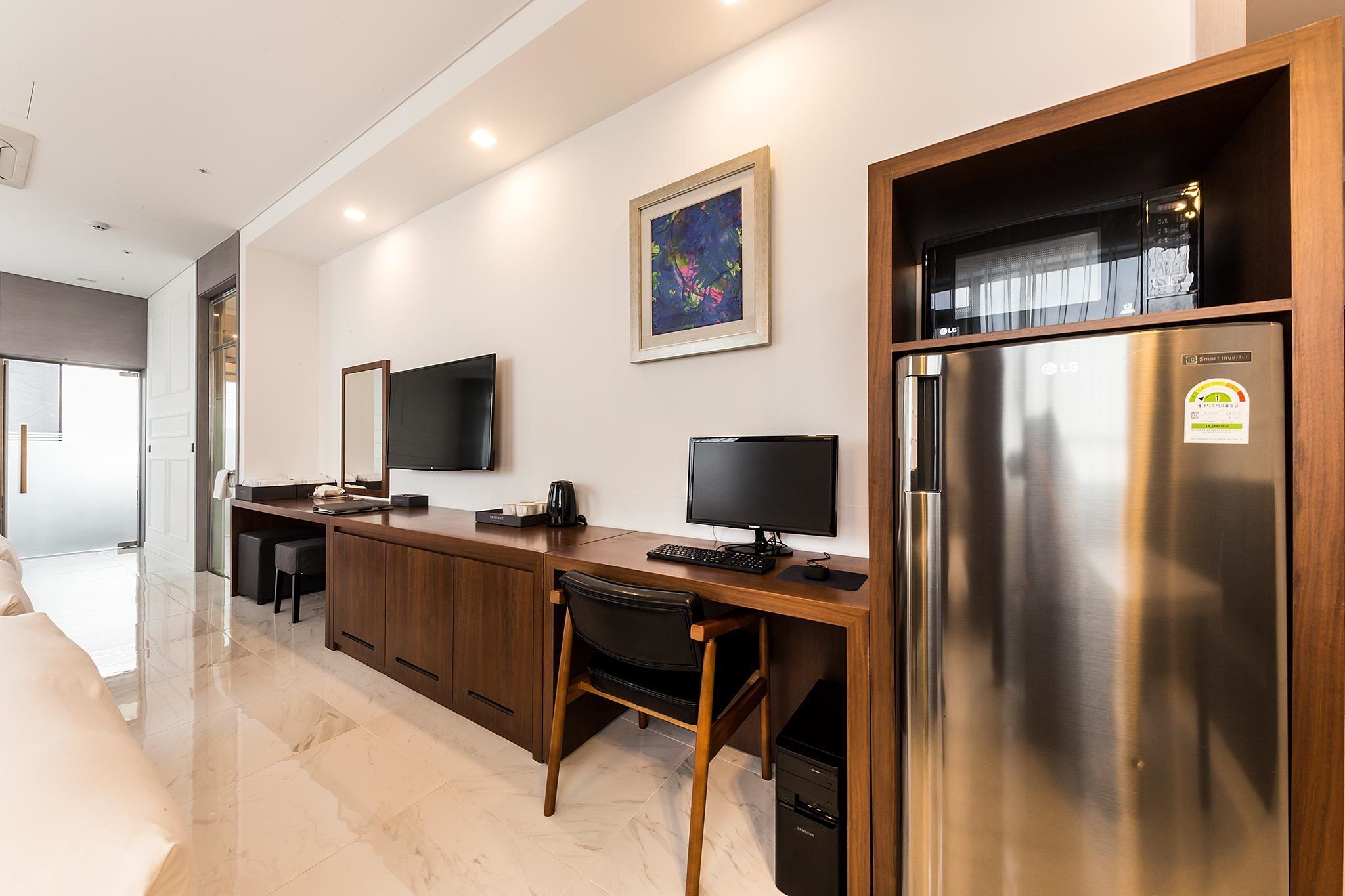 penthouse (a type) | down duvets, desk, laptop workspace, blackout curtains